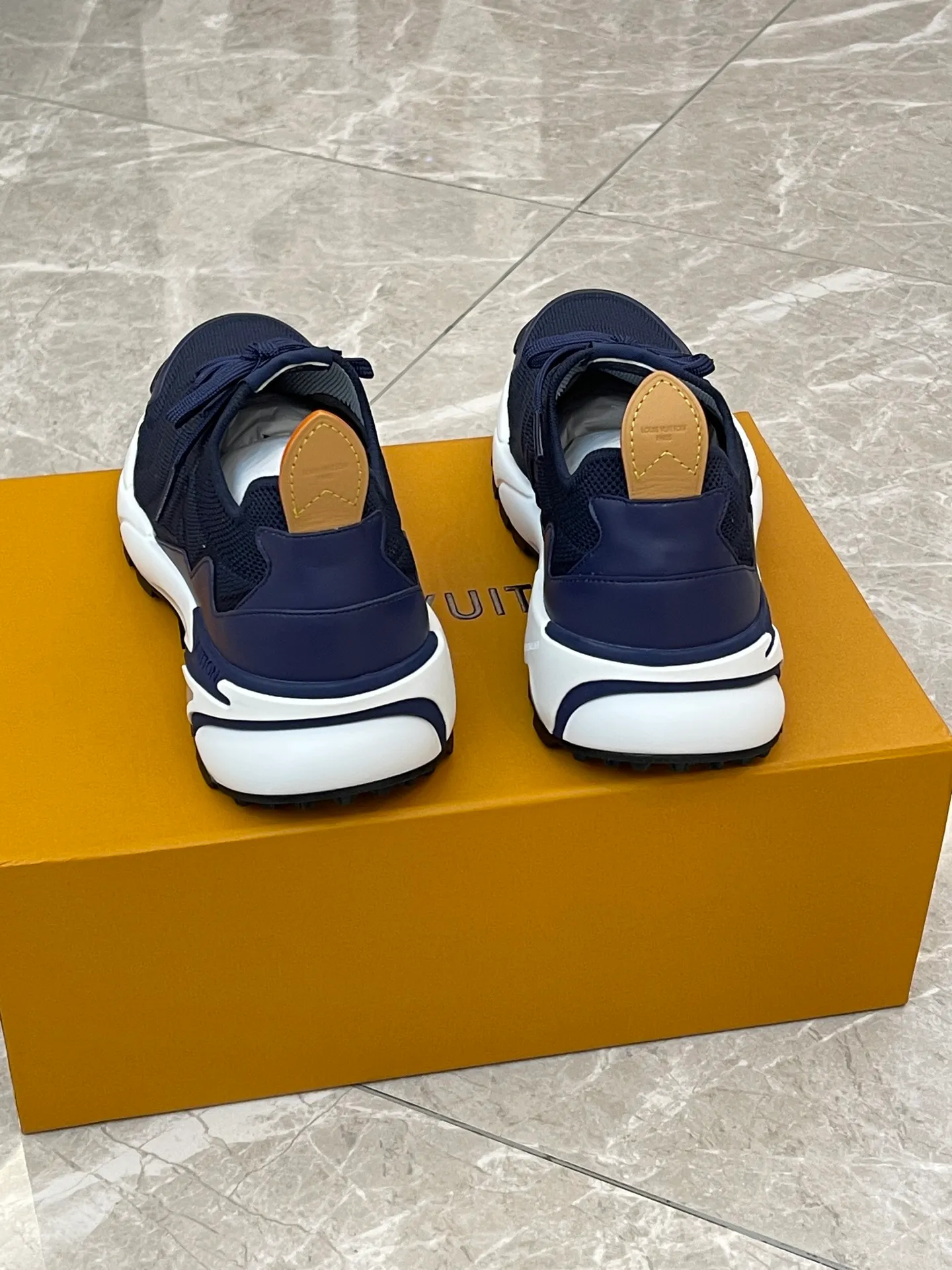 [L Home] Top P: 700💰 Size: 39-44 (customized at 38.45.46) LV Donkey Brand Louis Vuitton RUNNER TATIC new men's sneakers This LV Runner Tatic sneaker uses a whole piece of technical knitting to create an easy-to-take-off design, and then outlines the upper with cow leather trim. The LV logo on the side releases a dynamic atmosphere between the textures, the leather back strap is shaped like the handle fastener of the Louis Vuitton leather goods series, and the lightweight and wear-resistant two-tone rubber sole completes the whole. The toe and heel wrap details continue to provide comfortable fabric foot support, creating a stylish and stylish upper! Comes with full original packaging!